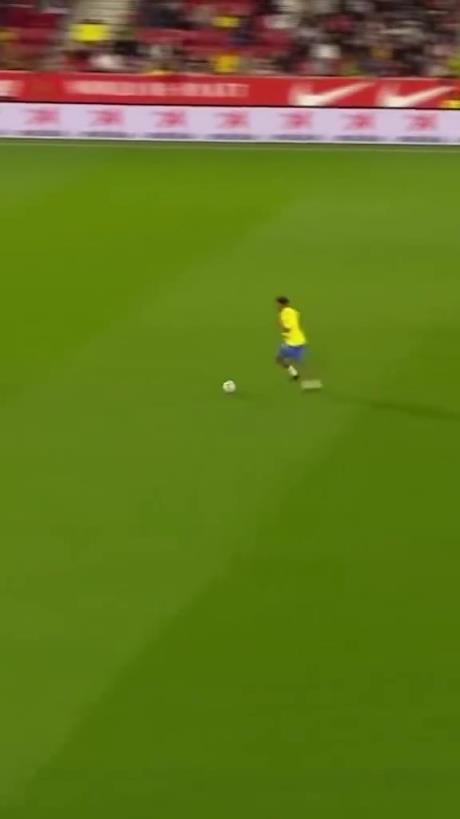 45歲還開(kāi)掛！小羅再現(xiàn)牛尾巴過(guò)人，微笑單挑門(mén)將輕松打進(jìn)